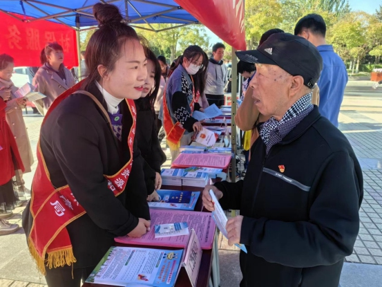 服務(wù)&ldquo;四進(jìn)&rdquo;政策應(yīng)送盡送 宣傳&ldquo;小分隊(duì)&rdquo;邊走邊講--嘉峪關(guān)市人社局&ldquo;社保服務(wù)進(jìn)萬(wàn)家&rdquo;活動(dòng)側(cè)記